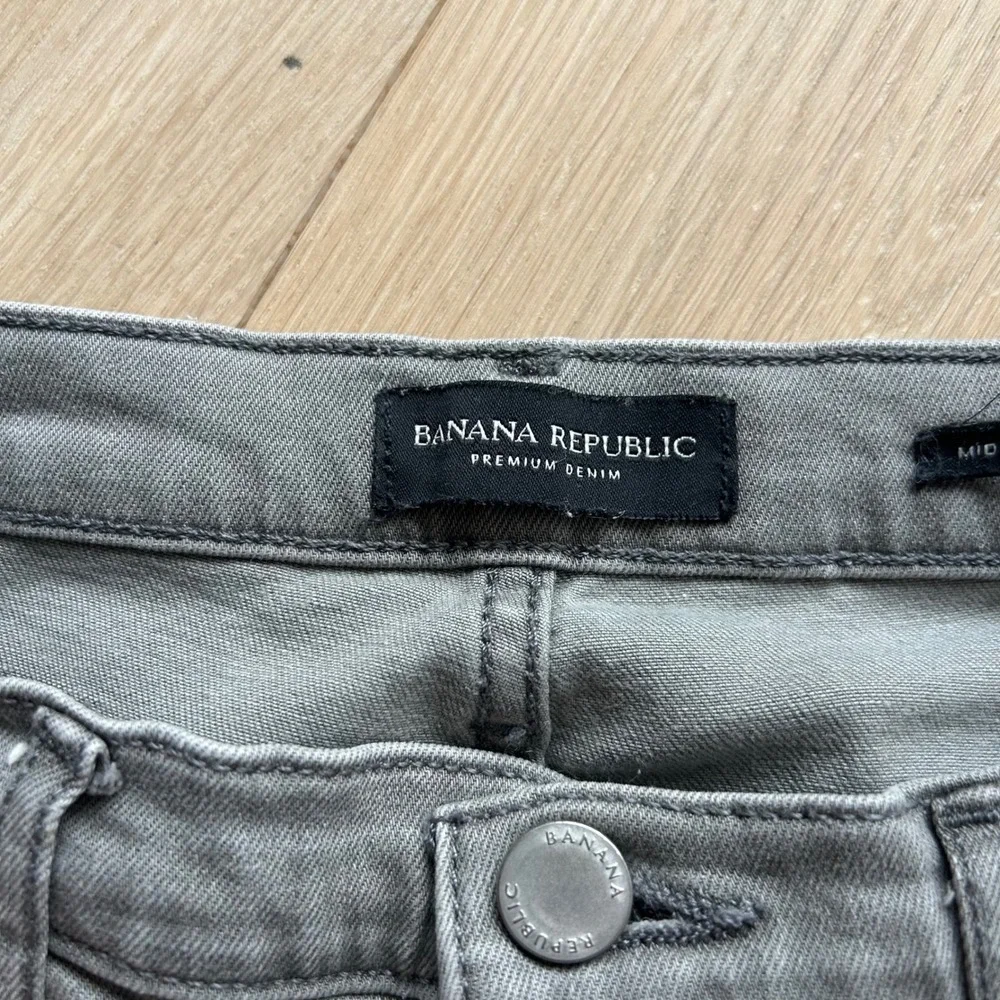 Banana Republic Mid Rise‎ Skinny Raw Hem Jeans Light Grey 26P Rock Grundge